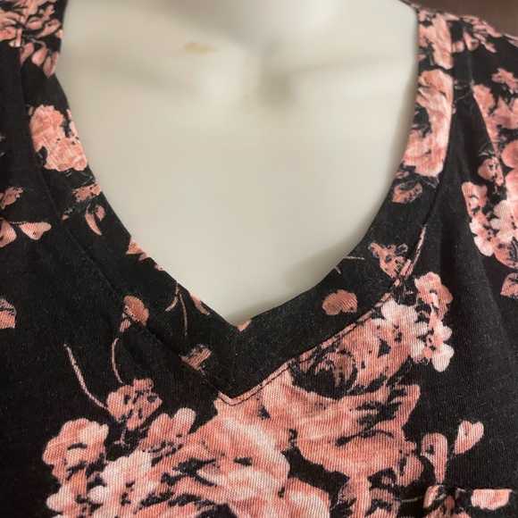 Torrid Brand Women's size 1 Black & Pink Floral V Neck Tee Front Pocket - Picture 3 of 6
